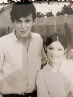 58 ans d’amour 🤍
Aujourd’hui, nous célébrons le 58e anniversaire de mariage de Viviane et Christian 💍
58 ans de fidélité, de tendresse et d’amour… quel magnifique témoignage !
Merci pour ce bel exemple d’amour qui traverse le temps et qui nous inspire 🙏🏻
Nous prions que Dieu continue de bénir votre couple, votre famille et chaque saison à venir.
Joyeux anniversaire de mariage 🤍 Nous vous aimons
